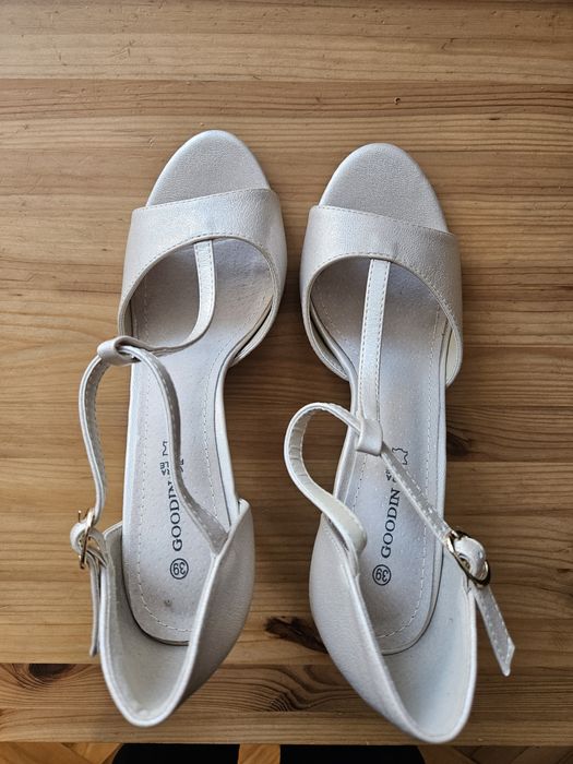 Ślubne buty na obcasie