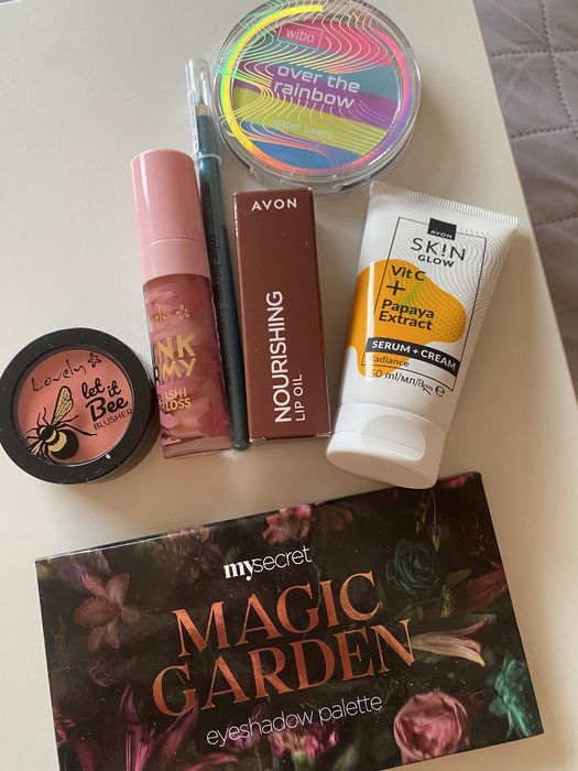 Zestaw kosmetyków paleta cieni do powiek serum avon błyszczyk róż lovely wibo pomadka