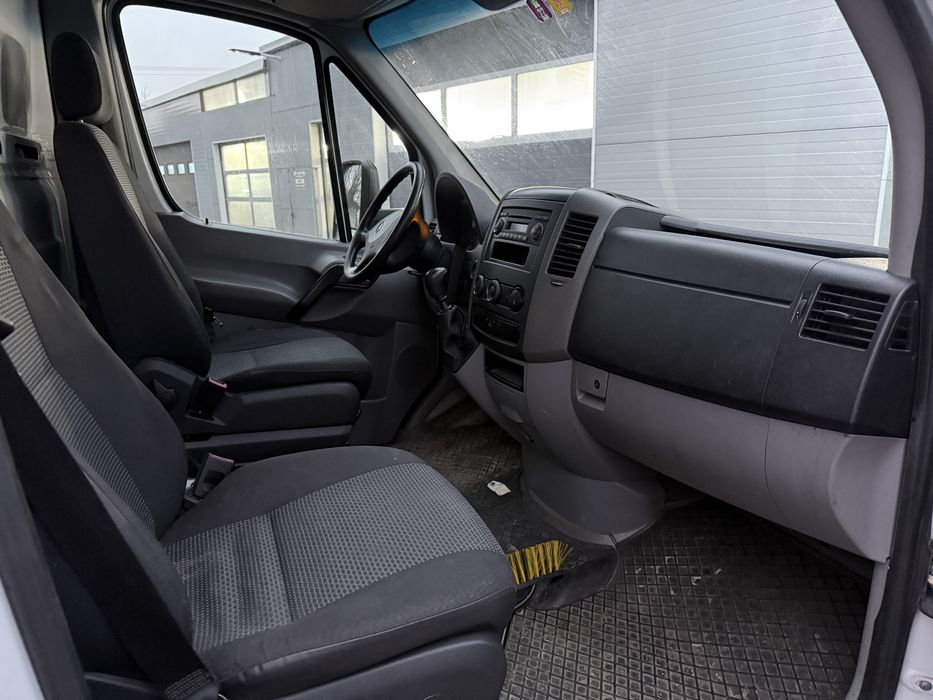 Wynajem Najem Mercedes Sprinter kontener 8 palet bus