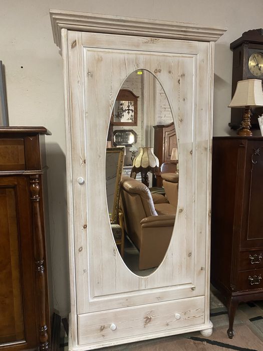 Drewniana bielona szafa- bieliźniarka