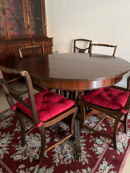 Conjunto de mesa e cadeiras