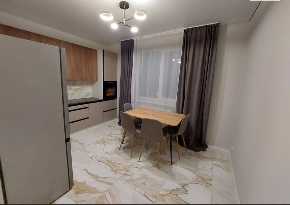 Здається 1-км.Біля Парку.