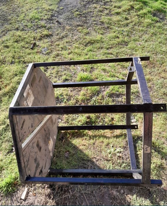 Металлический стол