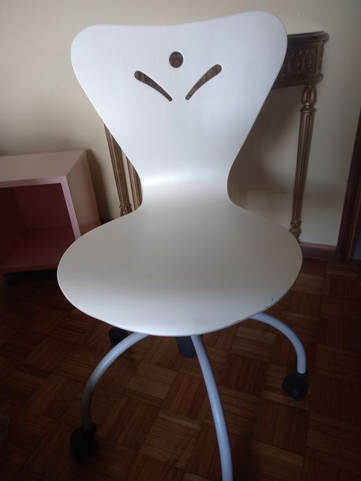 Mesa, camiseiro, cadeira e cubo/ mesinha