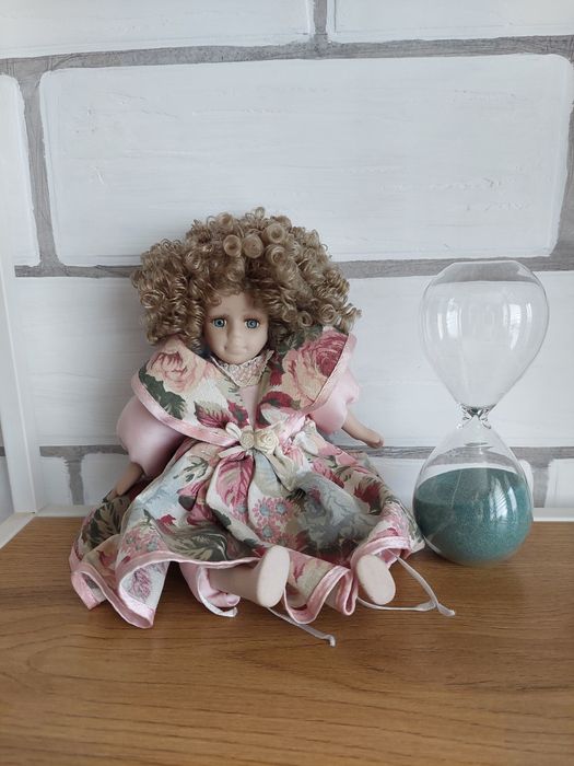 Лялька порцелянова