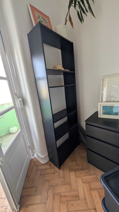 Estante preta alta e estreita – ótima para livros ou decoração