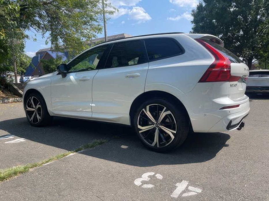Volvo XC60 B6 R-Design      2022