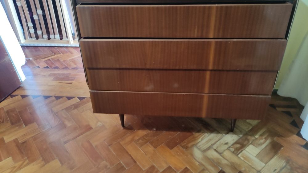 Vende-se roupeiro e cómoda em bom estado
