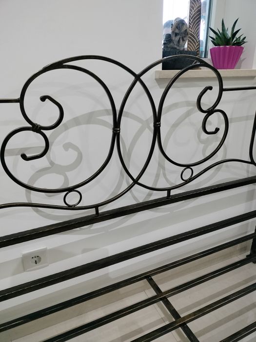 Cama de casal como nova