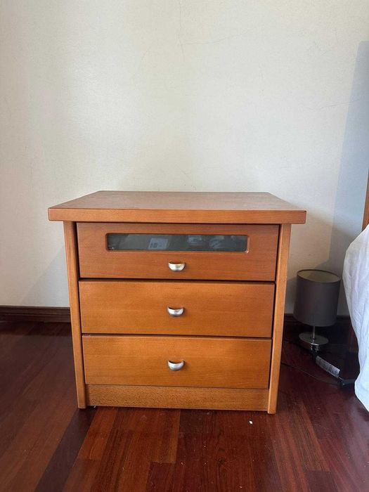 quarto em madeira cerejeira — cama + estante alta + mesa de cabeceira