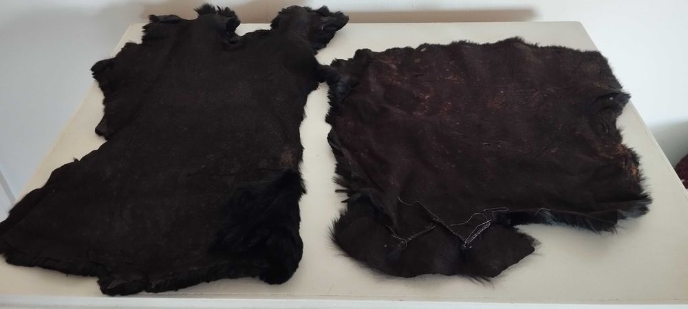 Pequenos retalhos de pele de pelo raso preto