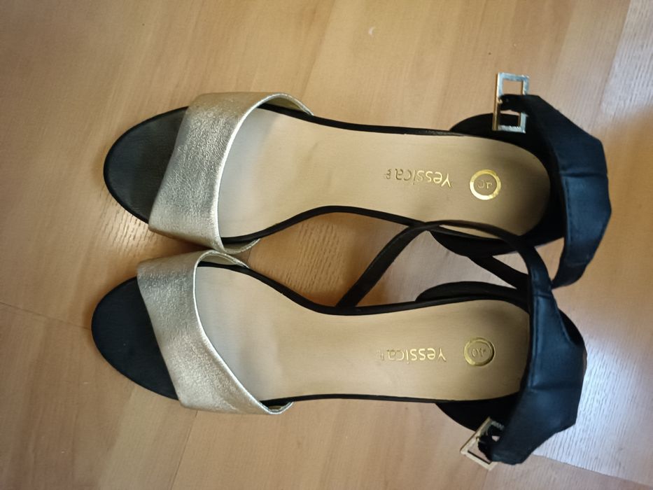 Sapato aberto preto e dourado 40