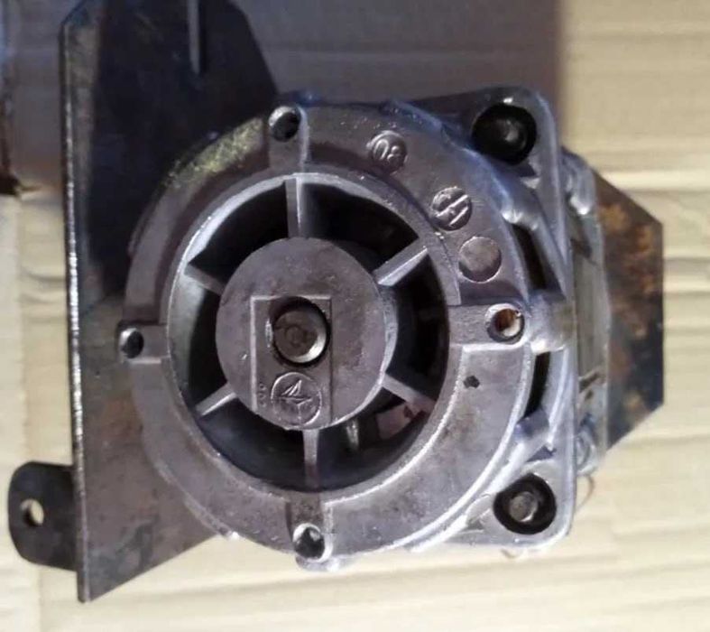 Электродвигатель лифтовой 127В (привод дверей) + станина и шкив