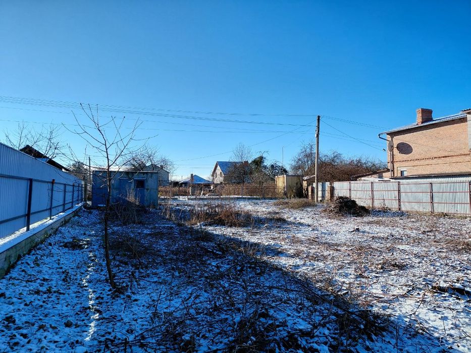 Компактна ділянка у зручному районі!