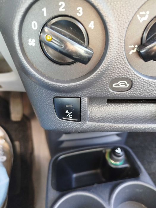 Kia Picanto Versão EX 1.0 - Ar condicionado, jantes especiais, kit distribuição efetuado.