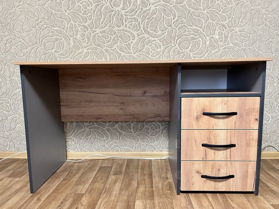 Стіл письмовий в ідеальному стані