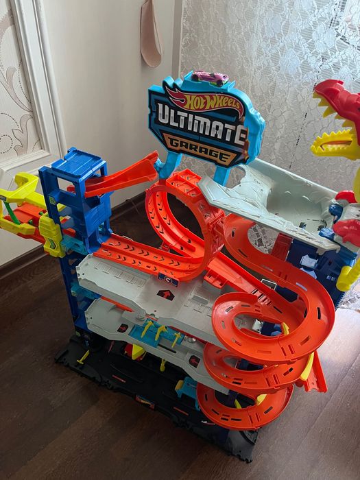 Игровой набор Hot Wheels City Легендарный гараж