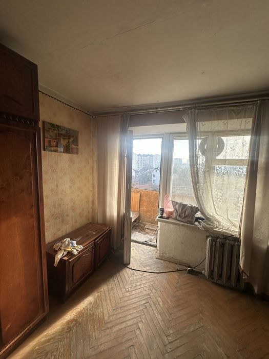 Продам 3-кімнатну квартиру на вул. Пулюя