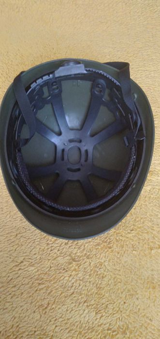 шолом-каска  пластик розмір 54-58 см з регулятором