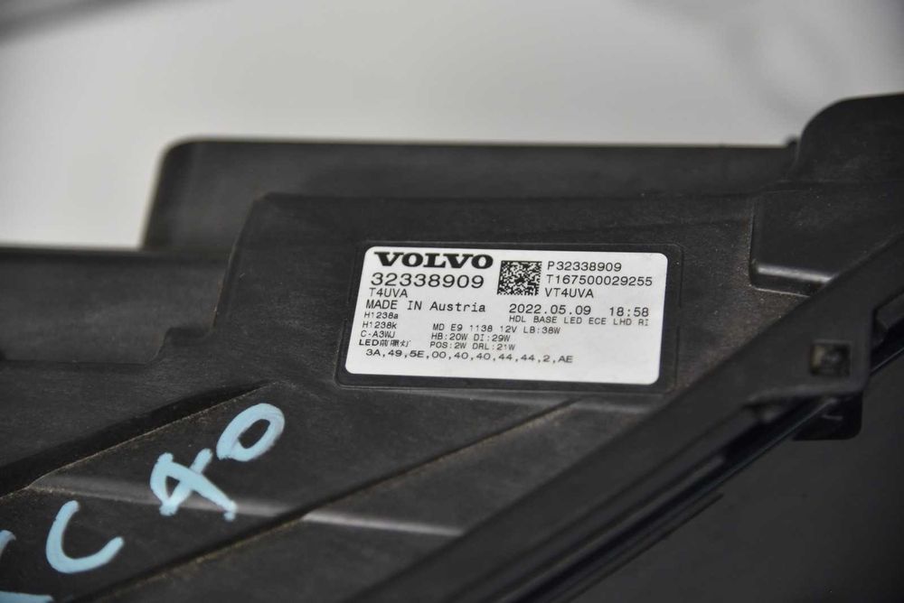FAROL ESQUERDO – VOLVO XC40 (2018–2023)