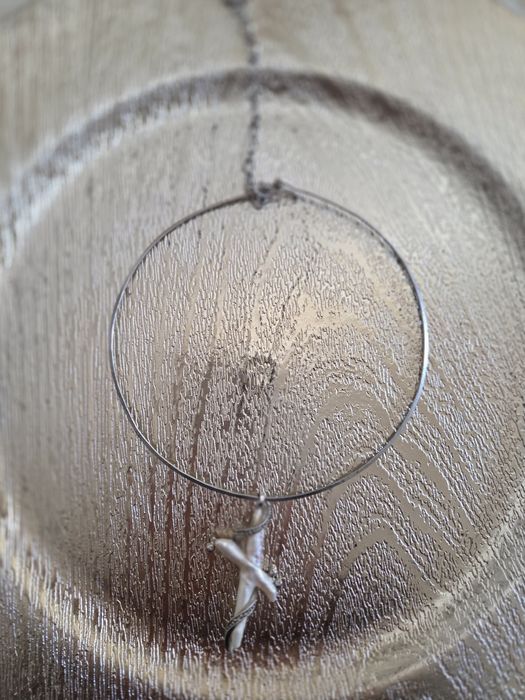 Colar prateado com cruz