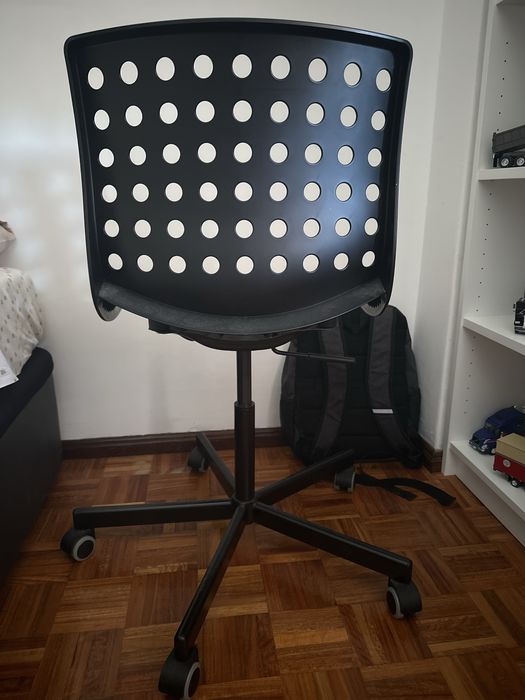 Cadeira preta ikea