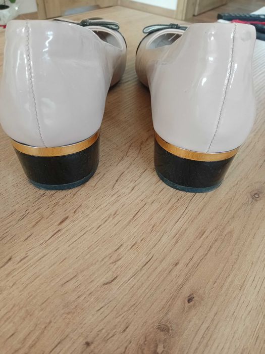 Beżowe czółenka rozm 37