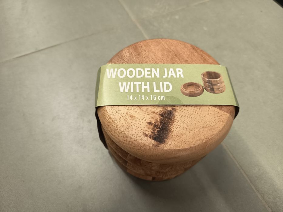 Nowa drewniana doniczka z pokrywką