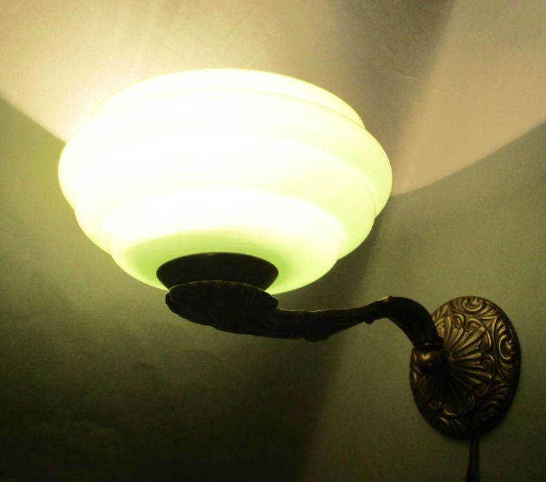 Trzy mosiężne kinkiety (Para kinkietów plus jeden = komplet).