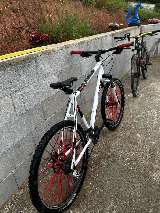 bicicleta btt  equipada com material sram