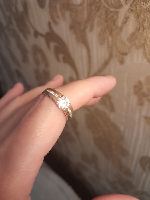 Продам золотое кольцо, каблучку ,585 проба ,3 грамма 19 размер