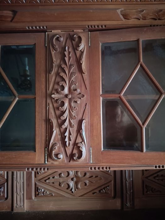 Cristaleira em madeira trabalhada