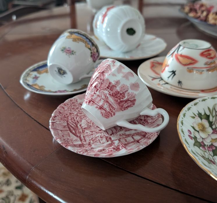 Cinco chávenas de coleção