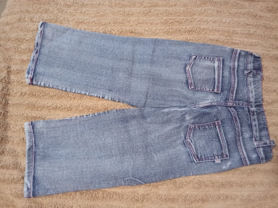 Нові легкі джинси на дівчинку 4 років,зріст 104.Дуже зручні та нарядні