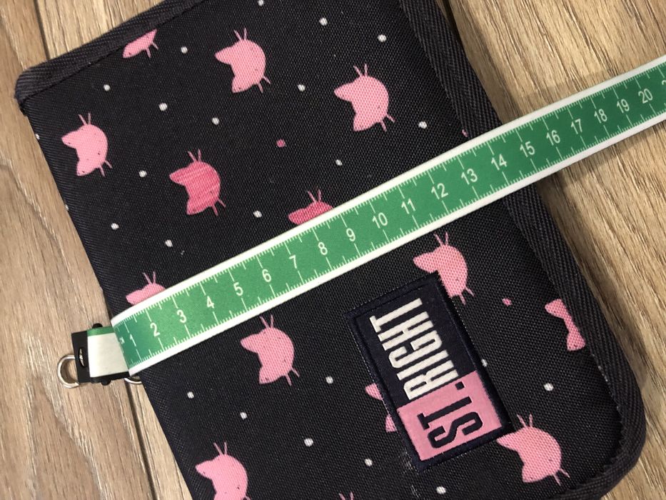 Pojemny piórnik szkolny czarny różowe kotki