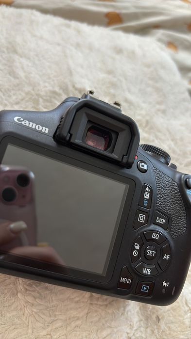 Фотоапарат Canon EOS 2000D