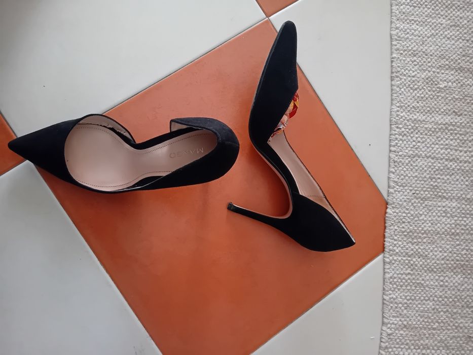 Sapatos de senhora pretos de veludo  muito bonitos