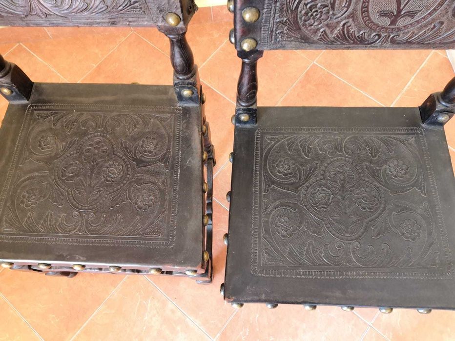 Antiguidades - Vendo Conjunto Cadeiras Couro Preto Séc. XVII