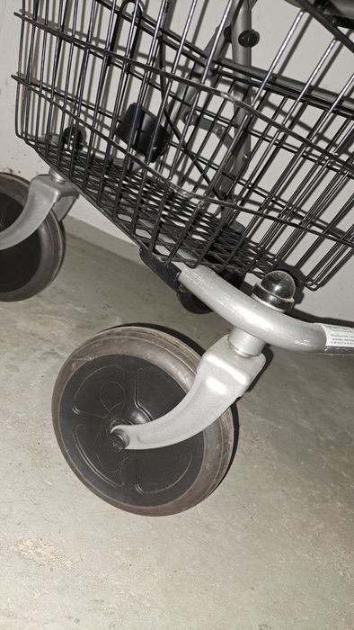 Balkonik z koszykiem, i siedziskiem dla osób starszych.