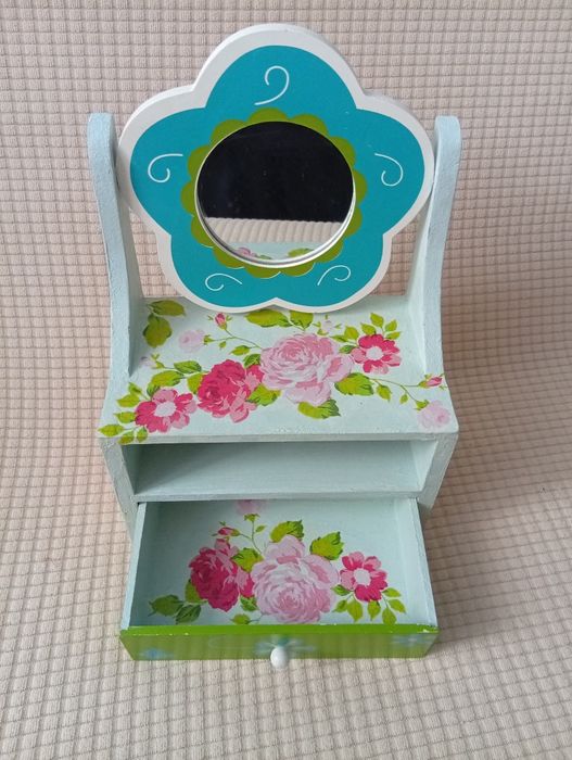 Mała toaletka ręcznie ozdobiona.