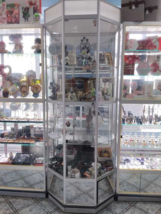 Скляні вітрини шафи стелажі  полиці торгові з  алюмінієвого профіля