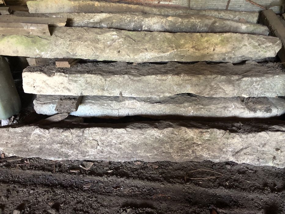 Vendo esteios de pedra