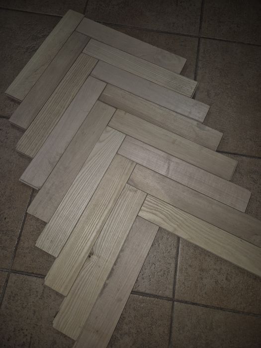 Паркет з масиву ясена 7м.кв. 300/50/18