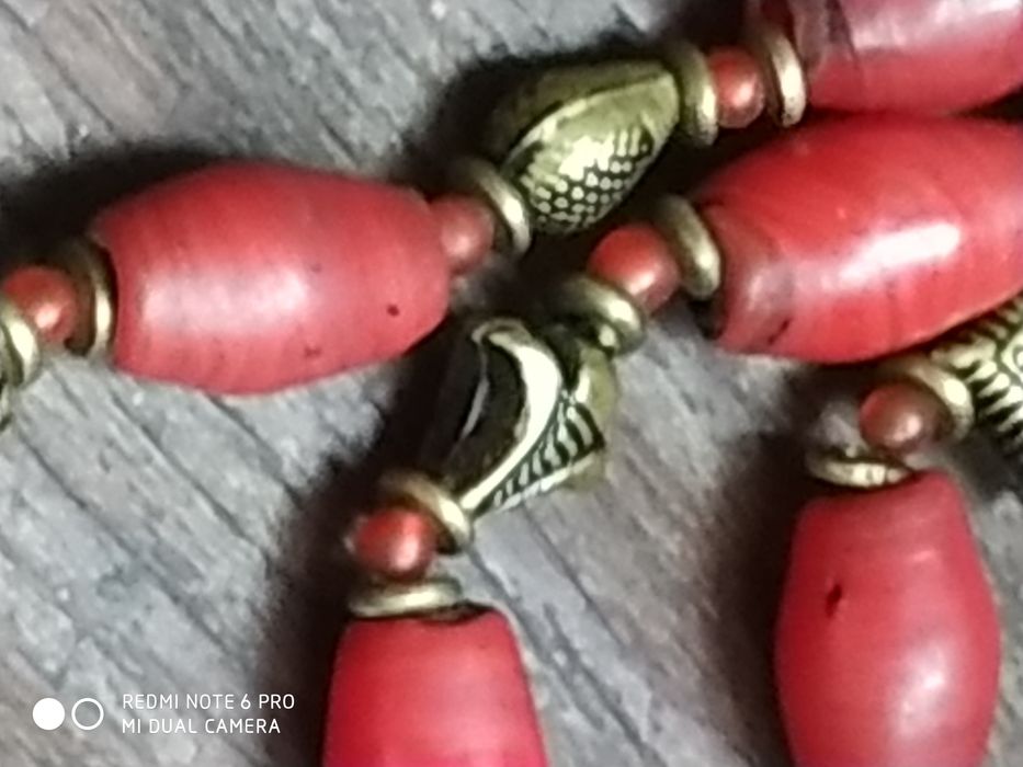 Продам коралловые бусы с бронзовыми вставками.