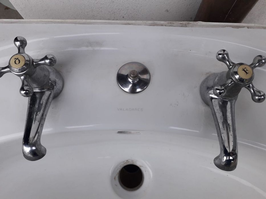 Lavatorio com torneiras