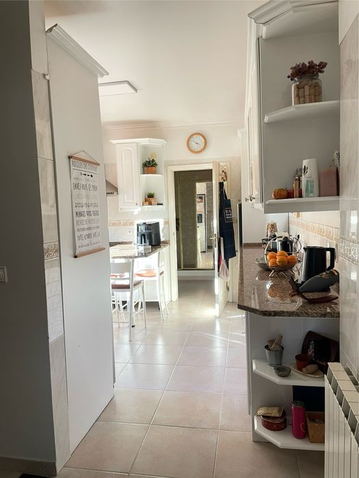 Cozinha com pedra e móveis