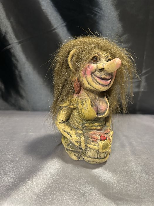 Figurka trolla kobieta z dużym dekoltem i drewnianym wiadrem