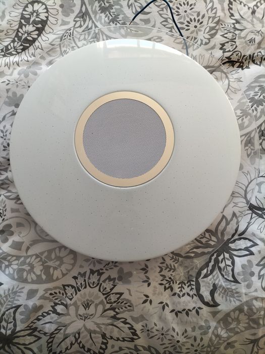Candeeiro de teto com Bluetooth e coluna