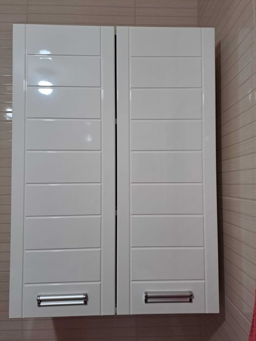 Продам шкаф навесной с полками для ванной комнаты