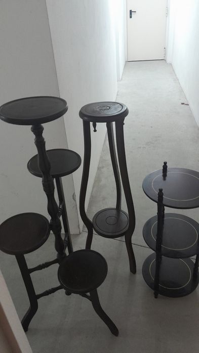 conjunto de três estantes